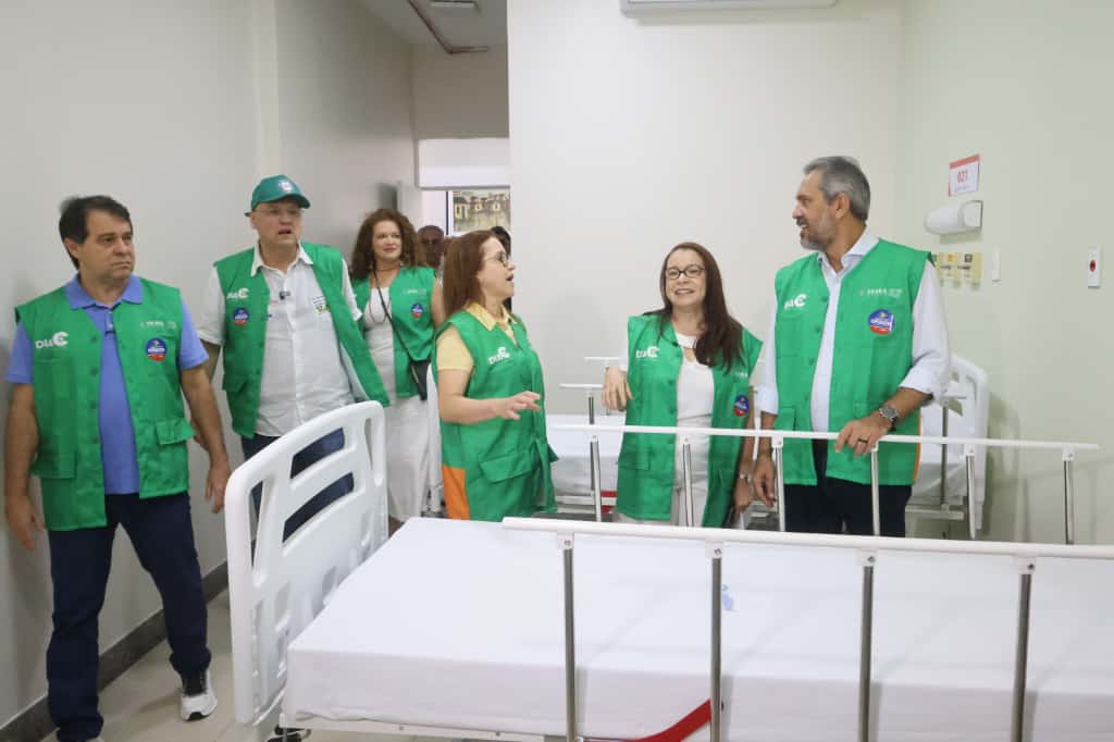 grupo de pessoas posa para a foto